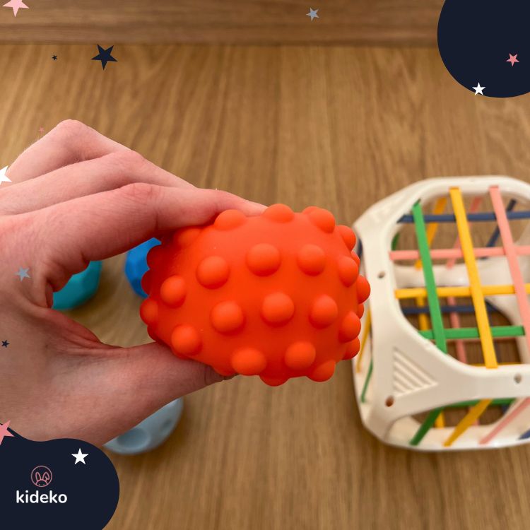 babyono senzorická kocka stlačená loptička